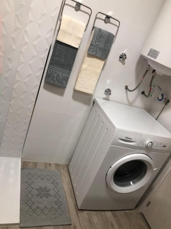 Apartamento Totalmente Reformado Con Piscina Y Jardines Al Lado De La Playa De La Carihuela